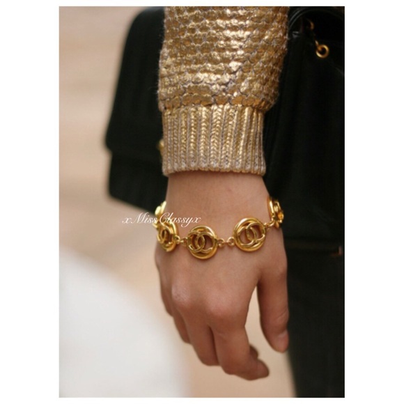✨Authentic Vintage Iconic CHANEL CC Logo Gold Bracelet - Picture 1 of 8